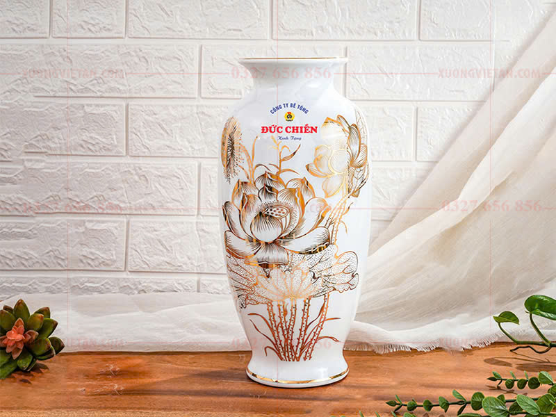 In logo lên lọ hoa quà tặng công ty bê tông Đức Chiến 