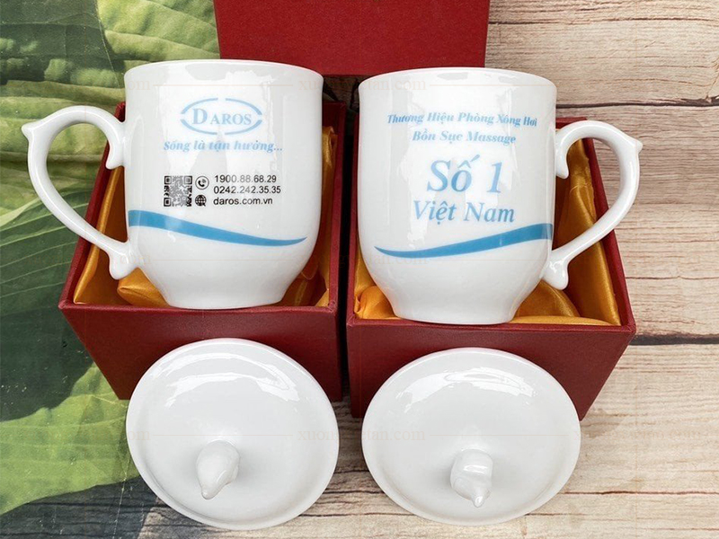 In logo lên ca sứ có nắp Bát Tràng