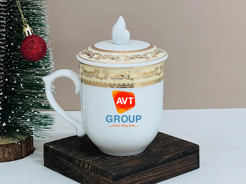 In logo lên ca sứ có nắp Bát Tràng